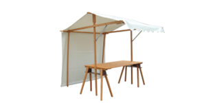 Ein Markstand mit weißer Plane und einer zwei Meter breiten Tischfläche aus Holz. Man kann ihn benutzen um Waren auf einem Wochenmarkt zu präsentieren oder um Speisen anzubieten